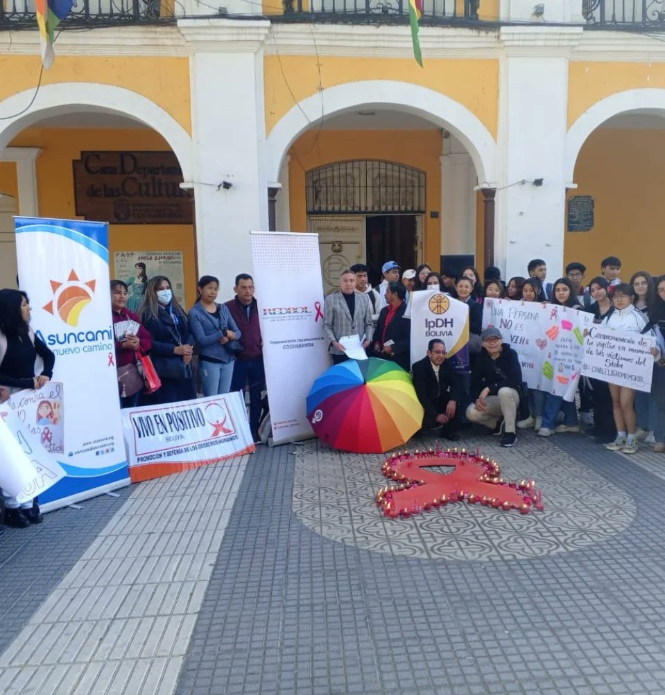 REDBOL-BOLIVIA (@redbol_bolivia) on Twitter photo La <a href="/REDBOL_BOLIVIA/">REDBOL-BOLIVIA</a> organizó la Vigilia con la participación de instituciones aliadas, y público en gral, recordando a las personas que fallecieron esperando medicamentos y atención integral por complicaciones de enfermedades oportunistas a consecuencia del #SIDA. La <a href="/REDBOL_BOLIVIA/">REDBOL-BOLIVIA</a> organizó la Vigilia con la participación de instituciones aliadas, y público en gral, recordando a las personas que fallecieron esperando medicamentos y atención integral por complicaciones de enfermedades oportunistas a consecuencia del #SIDA.