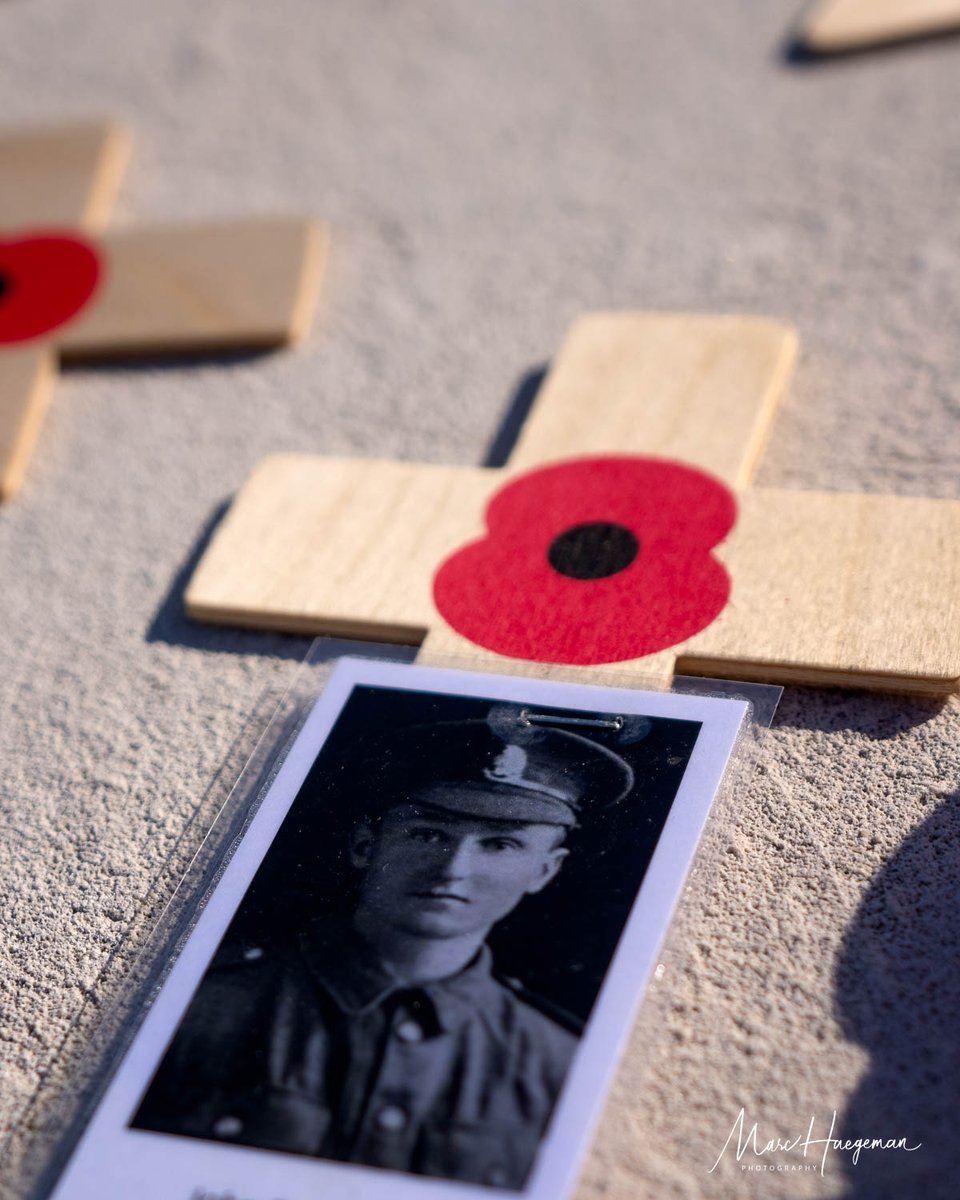 Marc_Haegeman's tweet photo. A brief visit to Tyne Cot, always a moving experience #LestWeForget #battlefields #WW1 @cwgc  #flandersfields #ypressalient #tynecot #greatwar https://t.co/U4Q25aPqRw