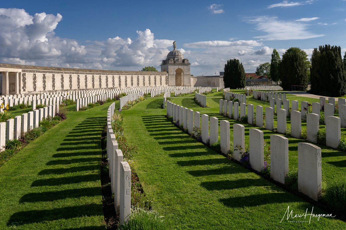 Marc_Haegeman's tweet photo. A brief visit to Tyne Cot, always a moving experience #LestWeForget #battlefields #WW1 @cwgc  #flandersfields #ypressalient #tynecot #greatwar https://t.co/U4Q25aPqRw