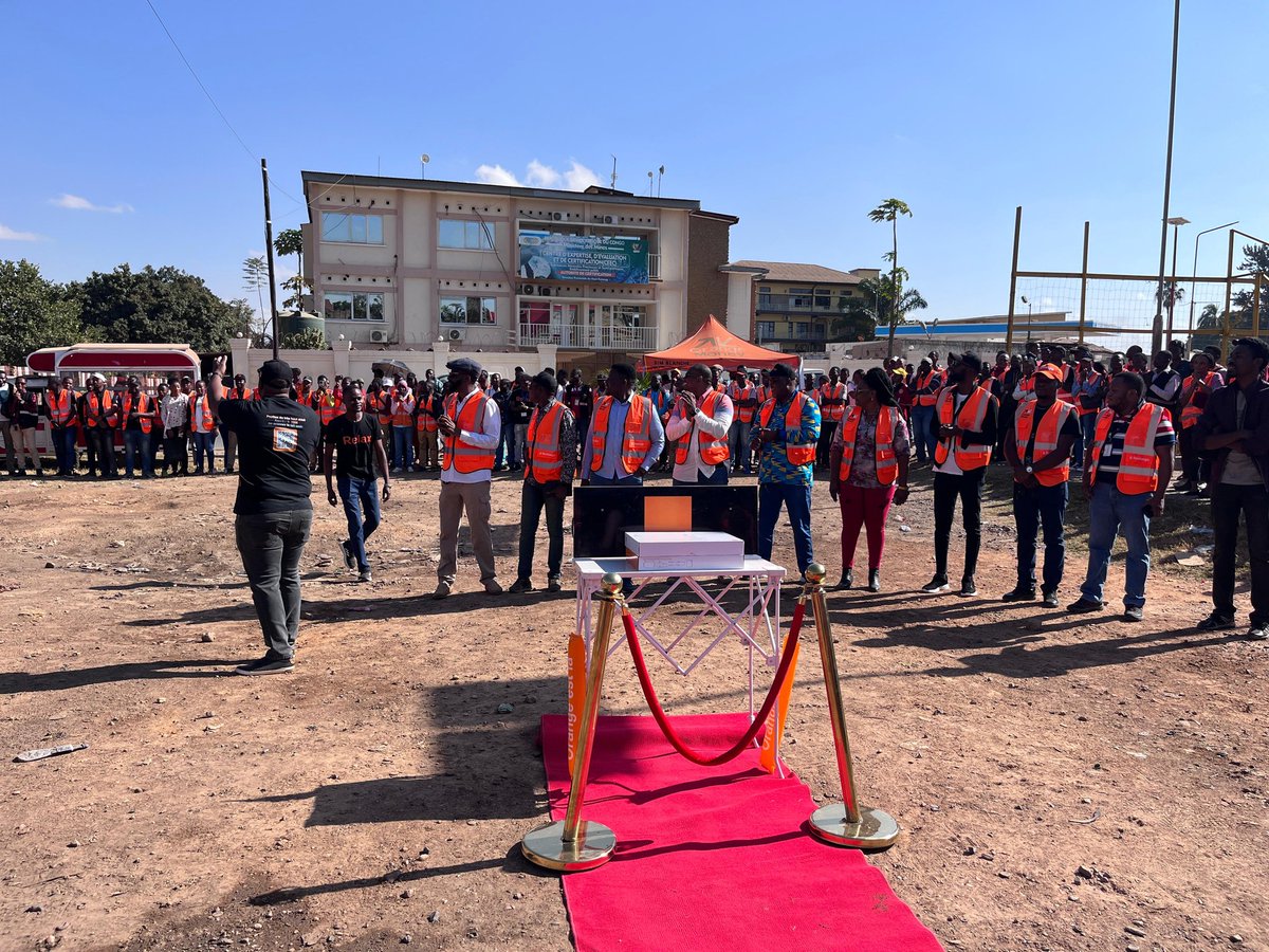 BenHAIDARA1's tweet photo. Lancement officiel de la nouvelle plaque FTTx dans le quartier Kiwelé de Lubumbashi avec un record exceptionnel de vente pour cette première journée. Merci à notre tout premier client Mr Giorgos! La vraie fibre de @Orange__RDC est là
#leadthemarket #leadthefuture #orangeikoapa https://t.co/4kEEPhdEDd