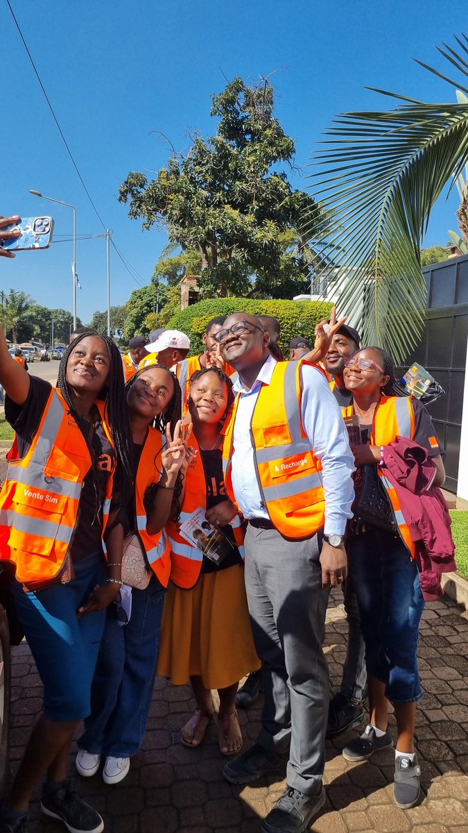 Lancement officiel de la nouvelle plaque FTTx dans le quartier Kiwelé de Lubumbashi avec un record exceptionnel de vente pour cette première journée. Merci à notre tout premier client Mr Giorgos! La vraie fibre de <a href="/Orange__RDC/">Orange RDC</a> est là
#leadthemarket #leadthefuture #orangeikoapa
