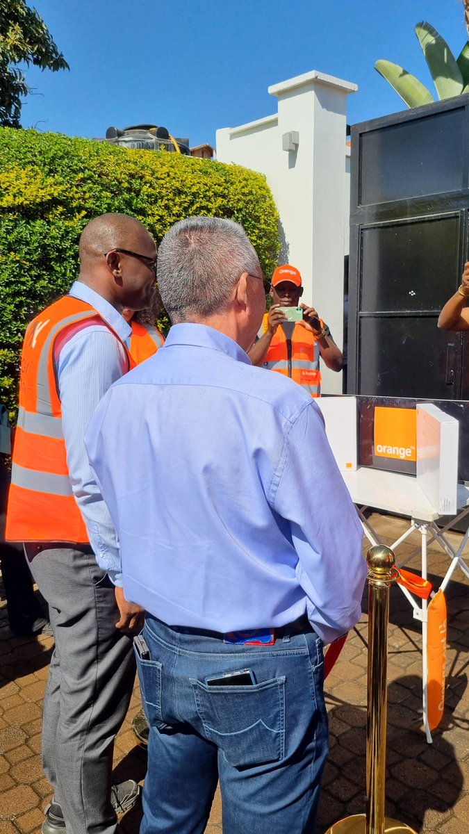 BenHAIDARA1's tweet photo. Lancement officiel de la nouvelle plaque FTTx dans le quartier Kiwelé de Lubumbashi avec un record exceptionnel de vente pour cette première journée. Merci à notre tout premier client Mr Giorgos! La vraie fibre de @Orange__RDC est là
#leadthemarket #leadthefuture #orangeikoapa https://t.co/4kEEPhdEDd