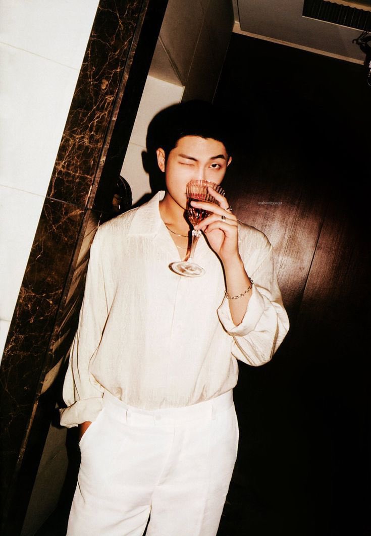 UniversBTS_'s tweet photo. 📸 Kim Namjoon em ‘Nuts’ 🔥

“Todas as memórias que serão apagadas com apenas um copo de uísque
Eu oro ao deus em que nem acredito

Ser capaz de escapar dos meus 20 anos, durante os quais você era meu tudo
Eu te desejo o melhor, genuinamente, embora você não acredite em mim”

#RightPlaceWrongPerson
RM IS COMING