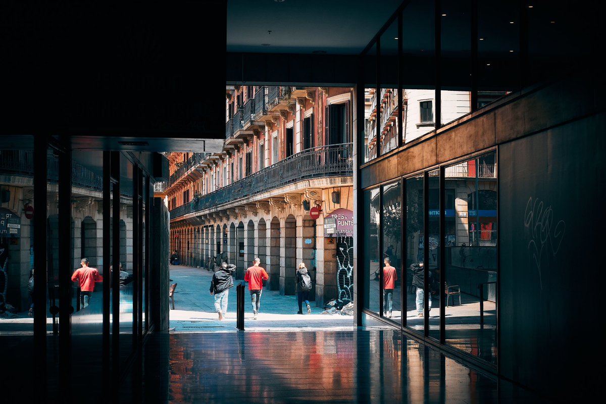 Triple reflection 📸 Fujifilm X-T4 📷 Fujinon XF 35mm F2 R WR ⚙️ ISO 160 - f/8.0 - Shutter 1/320 📍 Carrer de Francesc Pujols - Carrer d'en Bot - Plaça de la Vila de Madrid, Barri Gòtic, Ciutat Vella, Barcelona #StreetPhotography #photography