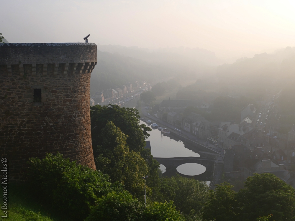 NicolasleB2's tweet photo. Bonjour
Au lever du jour, la cité de Dinan s’éveille, enveloppée dans un voile de brume.
Je vous souhaite une belle journée https://t.co/LSQTsYhQNL