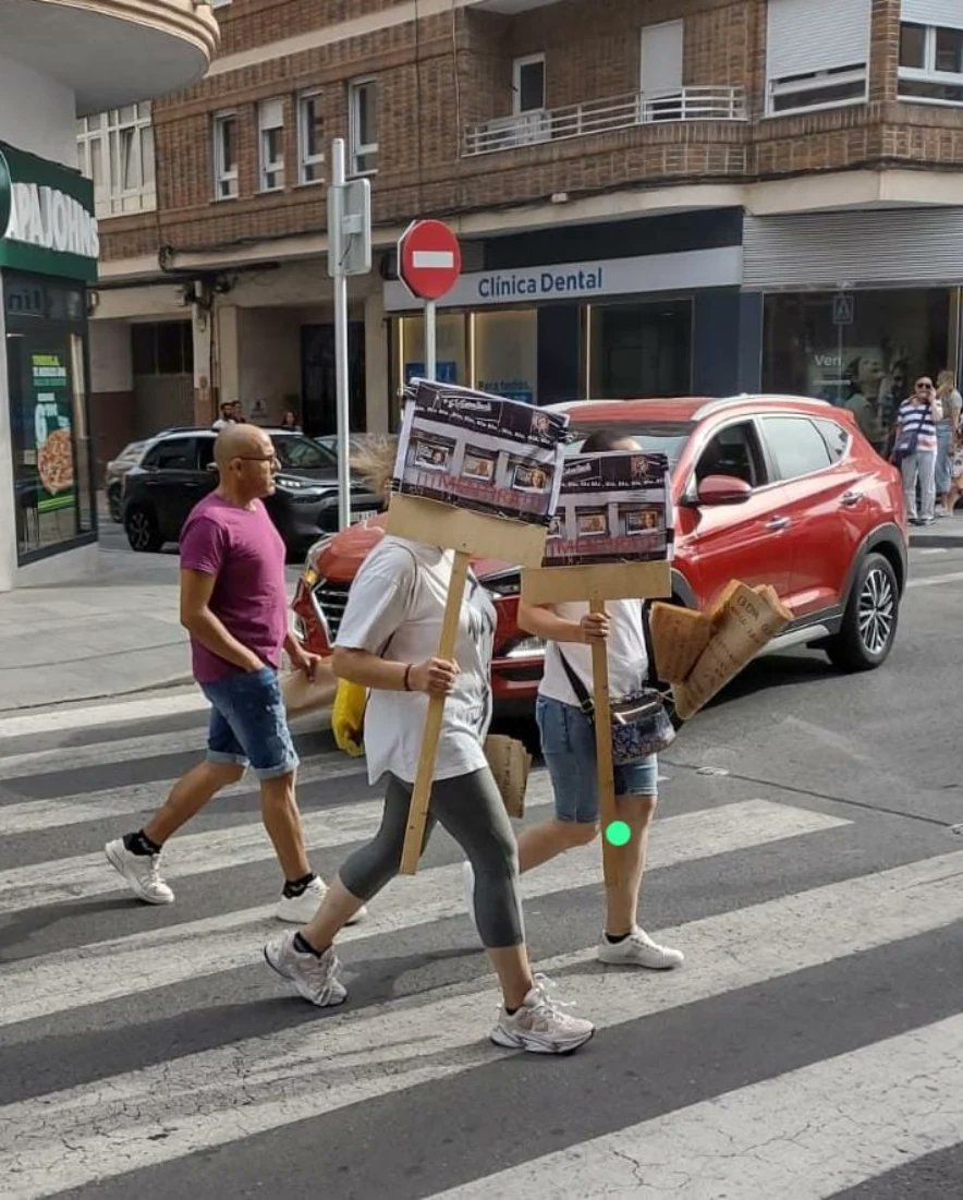 RspSole's tweet photo. Los paseicos de la @RspSole por #torrevieja  , @BancoSabadell y @caixabank nos roban nuestras casas y financian el genocidio en #Gaza.
#traficantesdecasas https://t.co/B9Pa9gNi9N