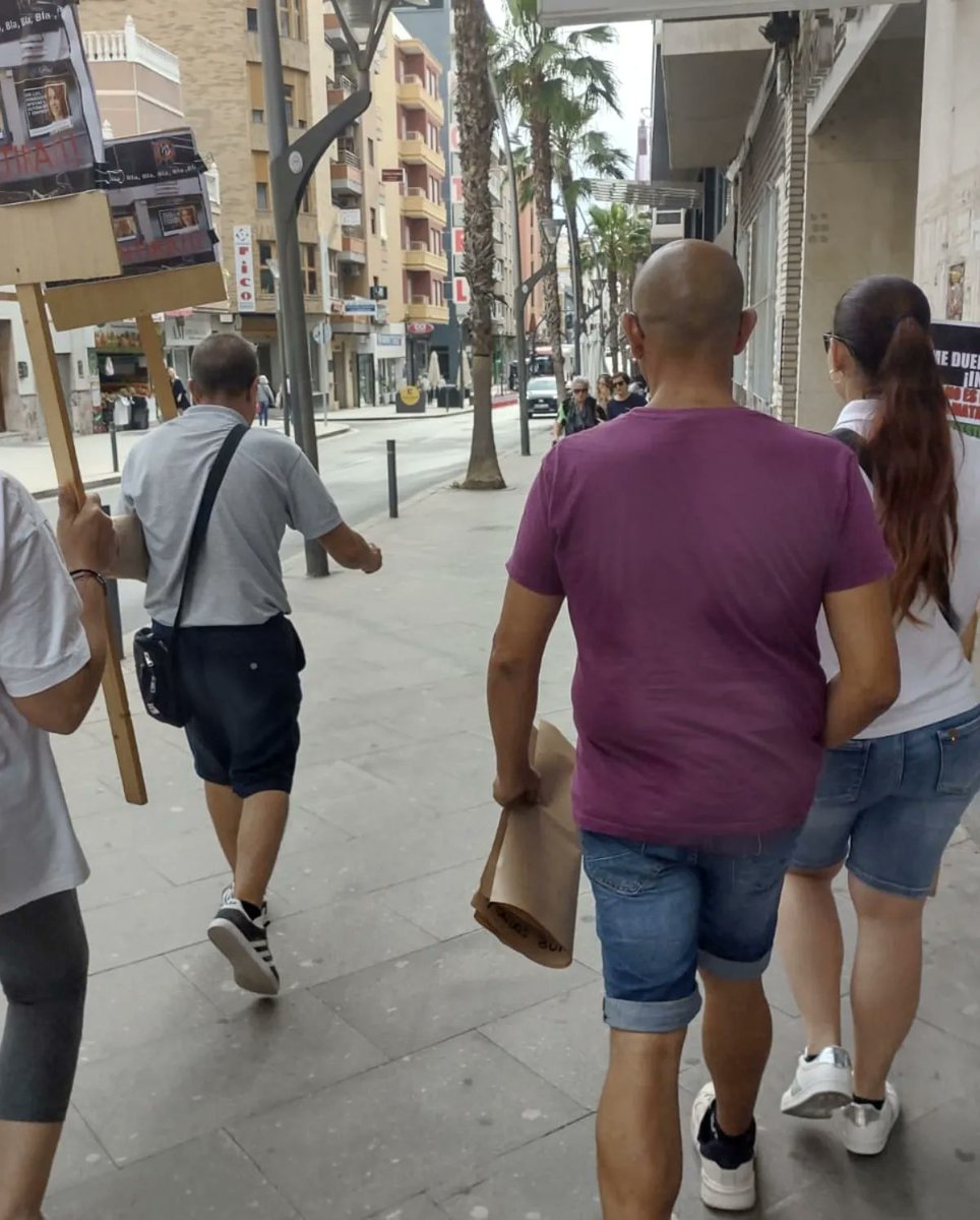 Los paseicos de la <a href="/RspSole/">RSP Solé Diaz</a> por #torrevieja  , <a href="/BancoSabadell/">Banco Sabadell</a> y <a href="/caixabank/">CaixaBank</a> nos roban nuestras casas y financian el genocidio en #Gaza.
#traficantesdecasas