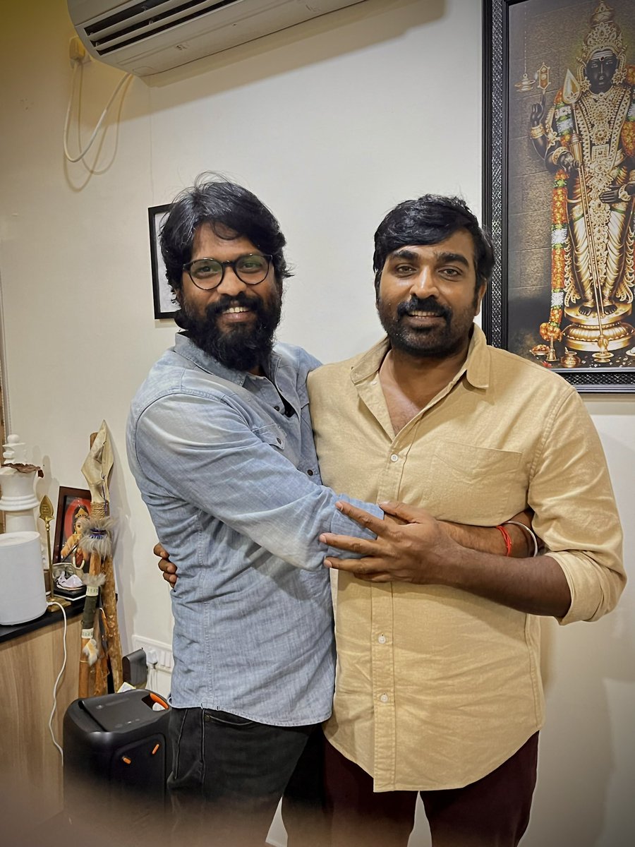 soundar4uall's tweet photo. நம் தவறுகளை சுட்டிக்காட்டி அதை திருத்தி தோளோடு தோள் குடுப்பவனே நல்ல நண்பன் ..! 

அப்படிப்பட்ட நண்பர்களை பக்கத்தில் வைத்துக்கொள்ளுங்கள் 
உங்கள் வாழ்க்கை வளமாக இருக்கும்..! 

Nanbendaaaaaaa 💪 @VijaySethuOffl 

#SoundaraRaja 
#MannukkumMakkalukkum https://t.co/C3SYDk8gy6