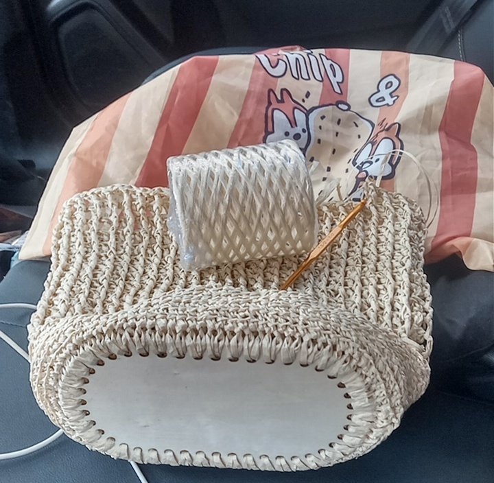 tiyokko's tweet photo. 木製の底板を手に入れたので
かごバッグが編みたくなり作成中。
紙?テープでちょっと編みづらいけど、見た目は良い感じ♪
糸が足りなくなるのと強度の関係で口側は別糸の予定です。
#かごバッグ
#夏糸
#かぎ針編み
#bag
#croshet https://t.co/PT0vSUe3sM