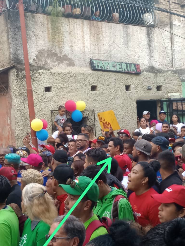 freddyzur's tweet photo. El Dictador @NicolasMaduro les prometió a gente de la Vega que iba a ir y los del Consejo Comunal arreglaron calles y estuvieron esperándolo desde las 2 para que a las 6 llegara un doble de Maduro" la gente estaba arrecha. Que pendejos son estos chavistas https://t.co/MUWCereP73
