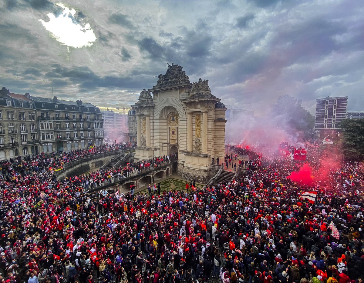 🏆 IL Y A 3 ANS, JOUR POUR JOUR... 🏆

C'était le 24 mai 2021, la grande parade des joueurs du LOSC en bus impérial dans les rues de Lille bondées. Quel moment !