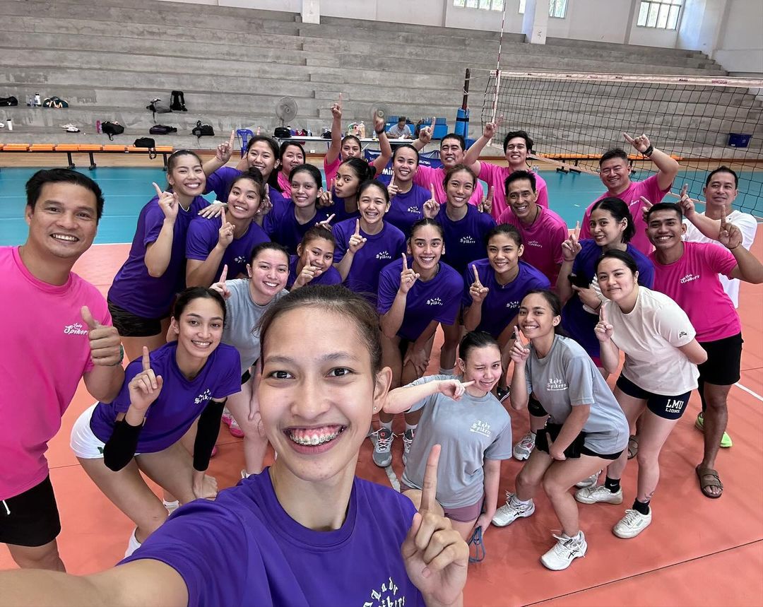 WHEN IN 🇹🇭 🙌 😁 

DLSU Lady Spikers outside hitter Maika Larroza shared some throwback snaps of the Taft-based squad’s preseason training in Thailand last January. 

#UAAPSeason86  #UAAPonOneSports #FuelingTheFuture

📸 Instagram | @maicahlarroza_