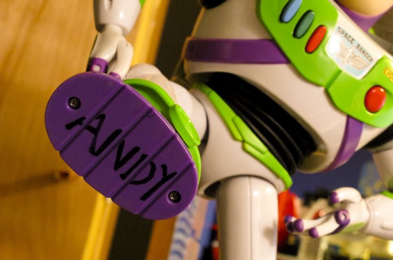 anotherthird_'s tweet photo. ของเล่น Toy Story รุ่นใหม่ตอนนี้ัใต้เท้าของพวกเขาไม่ได้ถูกเขียนชื่อ ANDY อีกต่อไปแล้วนะ 🥲 เพราะน้องๆเป็นของ Bonnie ไปแล้ว น้องจากจะเป็นกับดักความแก่ความคลาสสิค (สำหรับคนที่ยังมีของเล่นซีรี่ย์เก่าที่เป็นชื่อของ ANDY อยู่) ยังเป็นดีเทลที่น่ารักและใส่ใจมากๆ https://t.co/MEuymNHvZ4