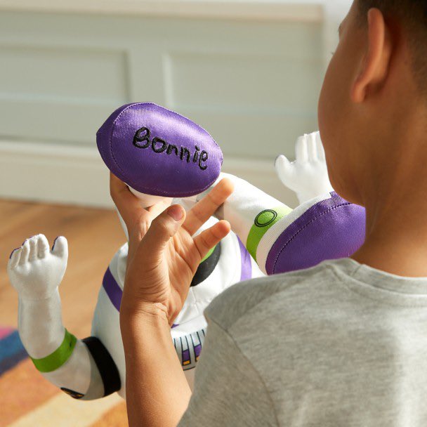 anotherthird_'s tweet photo. ของเล่น Toy Story รุ่นใหม่ตอนนี้ัใต้เท้าของพวกเขาไม่ได้ถูกเขียนชื่อ ANDY อีกต่อไปแล้วนะ 🥲 เพราะน้องๆเป็นของ Bonnie ไปแล้ว น้องจากจะเป็นกับดักความแก่ความคลาสสิค (สำหรับคนที่ยังมีของเล่นซีรี่ย์เก่าที่เป็นชื่อของ ANDY อยู่) ยังเป็นดีเทลที่น่ารักและใส่ใจมากๆ https://t.co/MEuymNHvZ4