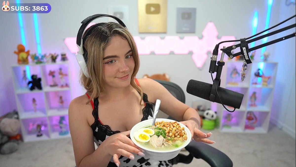 Padilla_Sy's tweet photo. Buen stream el de hoy de @staryuukiii ✨ hubo charlas y estuvo cocinando caldo de gallina estilo peruano 🇵🇪 que le quedó 10 de 10 felicidades 👩‍🍳

Linda noche 💖 https://t.co/EEpw8XevS6