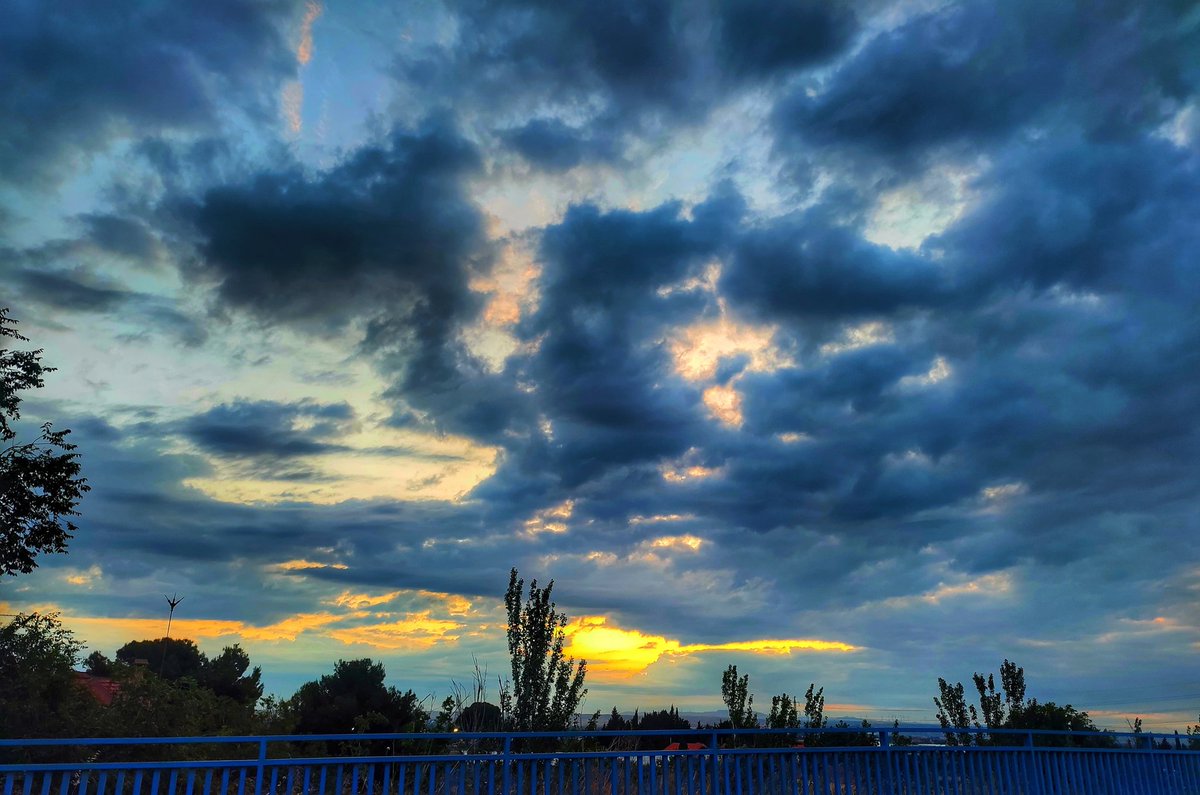 Amaneceres...
.

#buenosdias #goodmorning #buongiorno #pics #nubes #cielos #foto #instalove #photography #fotografia #instagood  #clouds #picoftheday  #cloudscape #fotografia  #cielo #sky #photooftheday #pareidolia #griszul #photographie #lluvia #instagram #bonjour #blue