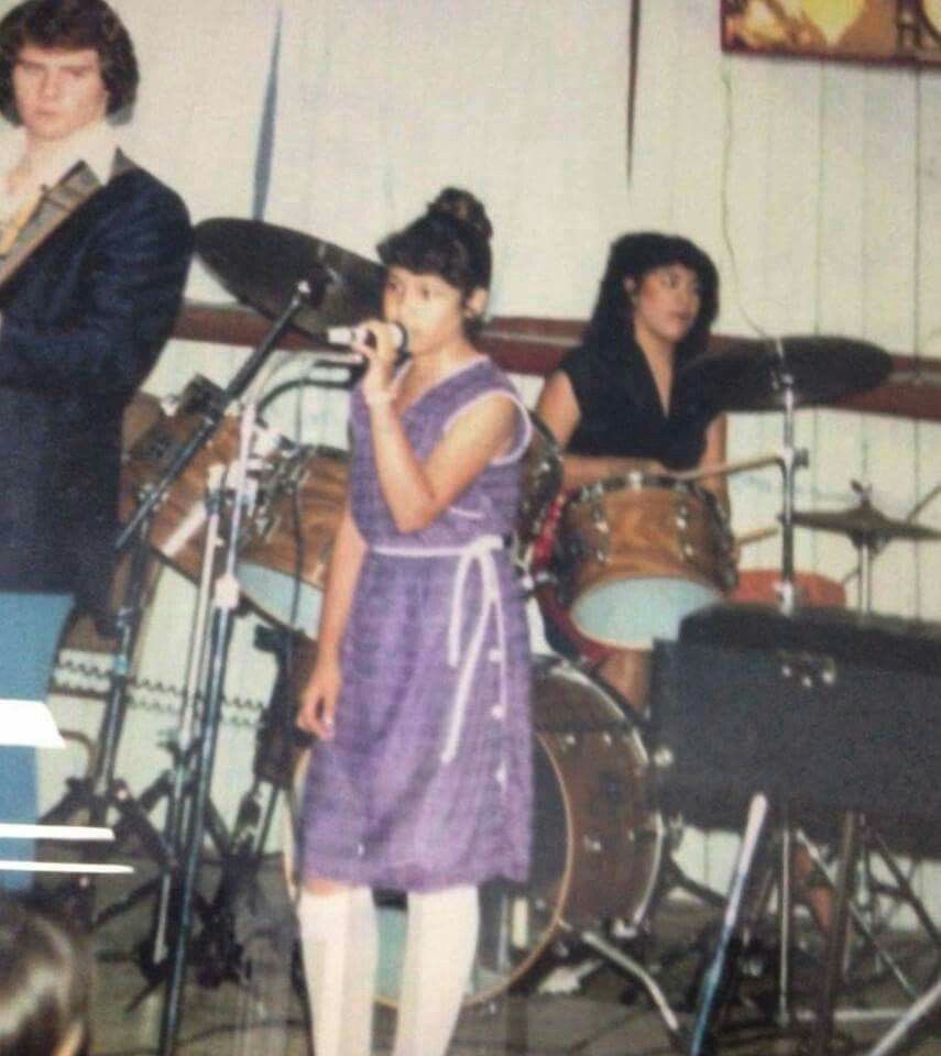 iselenathequeen's tweet image. Hilo de datos curiosos sobre Selena Quintanilla ✨

Abro hilo 🪡🧵

1/10 🎤 Selena empezó a cantar a los 9 años en el restaurante de su familia, llamado “PapaGayo’s”, en Lake Jackson, Texas. ¡Desde pequeña mostró su talento! #SelenaQuintanilla #ReinaDelTexMex