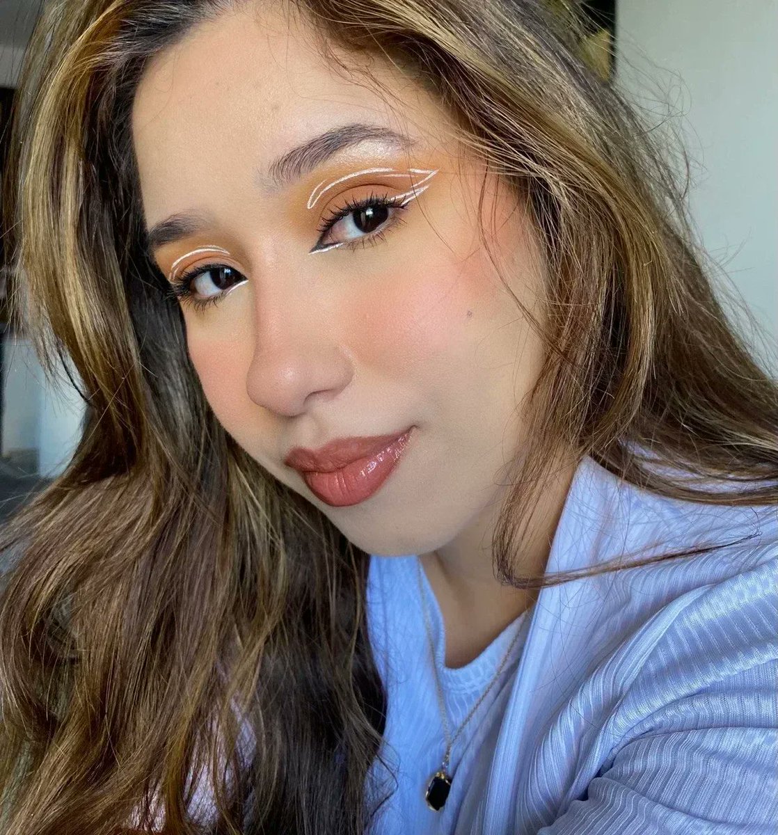 mariajcastro_28's tweet photo. La bella @Blue__vibes nos trae hoy un nuevo tutorial de maquillaje en tonos cálidos con delineado gráfico y puedes ver el paso a paso en @LiketuOfficial 🔽

#liketu #hive #makeup #tutorial 

https://t.co/kpAh6GKrge https://t.co/eDVGX65E7z