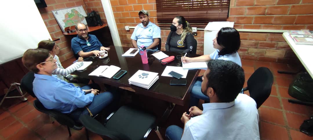 ProyectoSebraba's tweet photo. Además, se ha venido realizando una campaña de educación ambiental dirigida a las comunidades aledañas, escuelas y productores vecinos y de otros estados, como lo fue el foro sobre estrategias antidepredatorias realizada en San Carlos, Cojedes en 2023. https://t.co/3lt6PWhYfQ