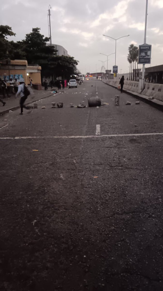Abramjee's tweet photo. Road closed -Durban station both ways…Umgeni road near Game.

#CrimeWatch https://t.co/iwFHtUNgP5