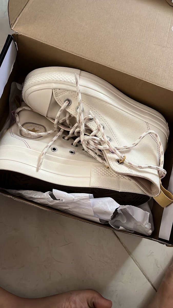 biscoffriaa's tweet photo. guys ada yang mau ga? kakakku beli tapi salah size. masih baru banget pls belum pernah kepake😭

converse chuck taylor all star lift platform utility, size 36
7OOk only (nego tipis boleh deh)
bisa co by shopee ya biar dapet subsidi ongkir

preloved jual #wts #zonauang #zonabu https://t.co/hfTnCCgujw