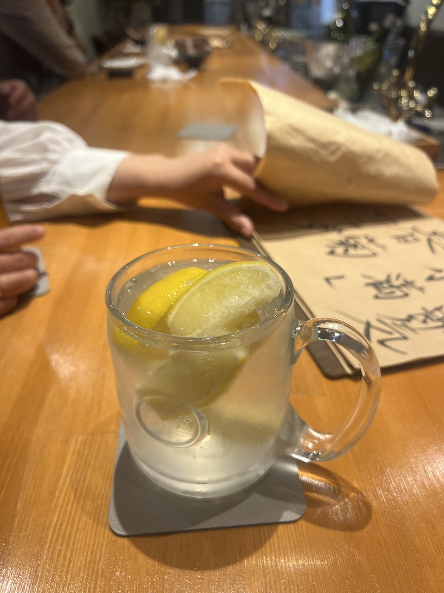 chanmi_aus's tweet photo. 同級生が連れてきてくれた秋田市の餃子屋『ふく肉』さん🥟ワインに合う餃子って感じ！ラーメンもシンプルで上品な美味しさ。ナチュールもスルスル飲めて、おしゃれ餃子屋さんでした。 https://t.co/1WXV0gUT3Z