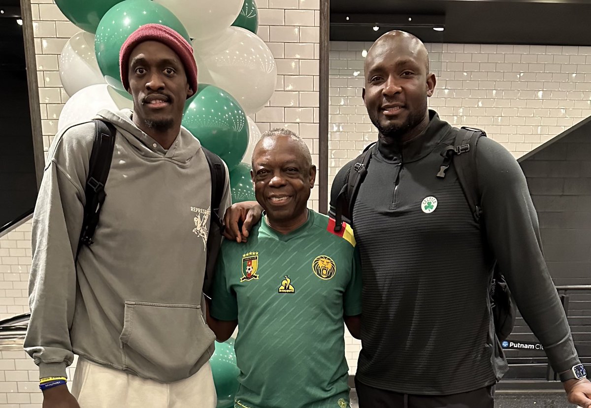 Boston, ce soir. Ma taille est de 1,80 m. En bon Camerounais, je décrète donc que je suis “la” norme et que Pascal Siakam <a href="/pskills43/">pascal siakam</a> et <a href="/StevieThunder33/">Steve Tchiengang</a> sont des géants… Ils s’opposent l’un à l’autre en finale Est des #NBAplayoffs mais en tant que compatriotes, ils s’apprécient.