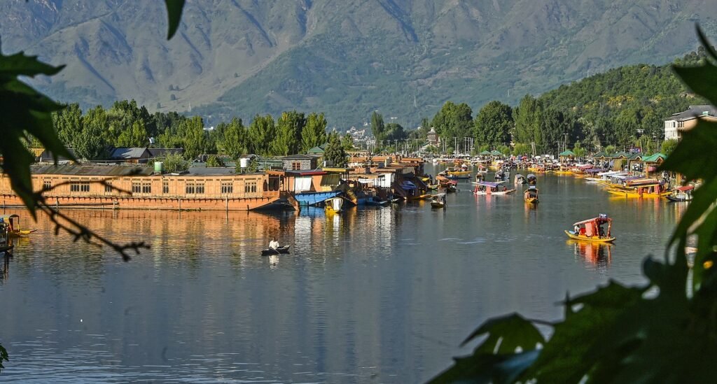 #Kashmir’s tourism sector is witnessing a boom amidst the soaring temperature in #JammuAndKashmir as all the houseboats in the #DalLake and adjacent areas are jam-packed. @sanjayraina @RamblingBrook @SrinagarGirl @RDXThinksThat @hussain_imtiyaz
