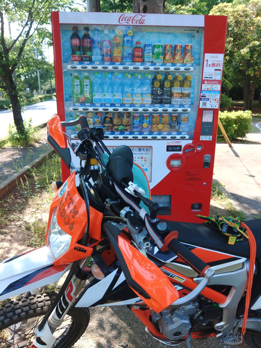 KTM819O4's tweet photo. #バイク押し #水分補給 #NEWATER #薄いスポドリ https://t.co/phEI6AFAlu