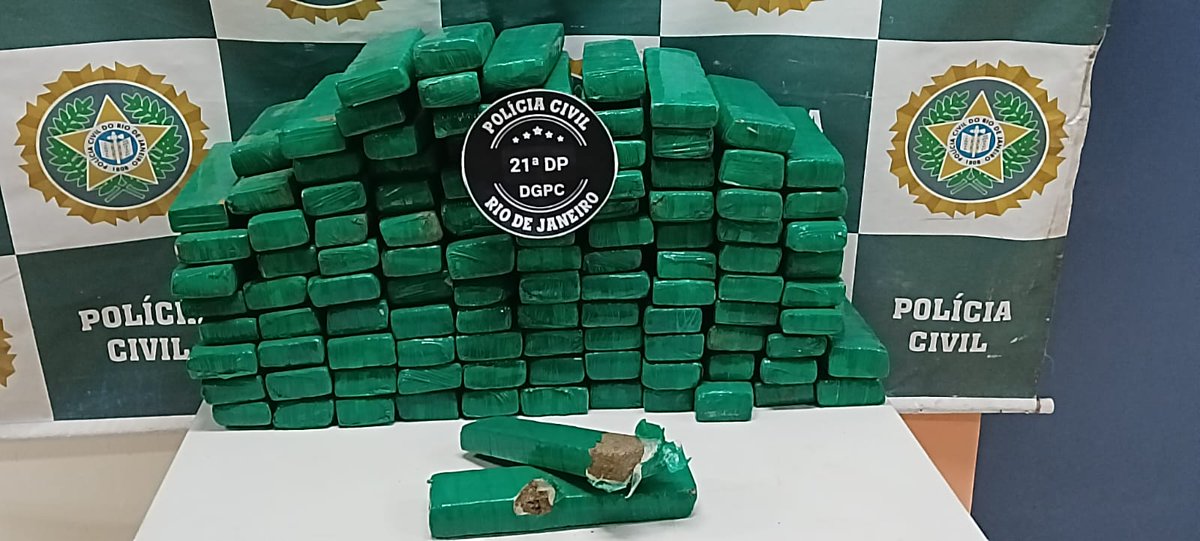 NotciasRio1's tweet photo. #21DP prendeu um homem que levava 100 quilos de maconha para o Complexo da Maré, pelos crimes de tráfico de drogas, receptação e adulteração de sinal de veículo automotor. Ele foi capturado em Bonsucesso, na Zona Norte. https://t.co/XEyrSWMRUE
