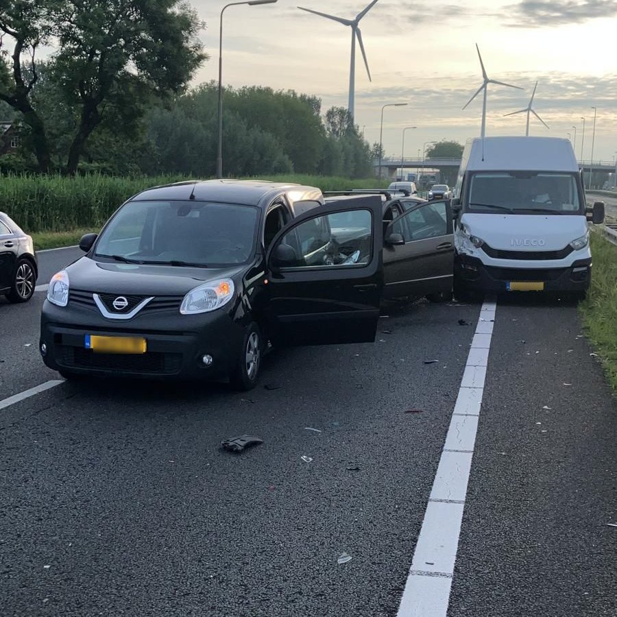 ❌ | Op de #A15 bij Hardinxveld-Giessendam is een ongeval gebeurd met meerdere voertuigen. Daardoor heb je één rijstrook minder richting Ridderkerk en een half uur vertraging. Vanaf Gorinchem kom je in de file. De berger is onderweg.