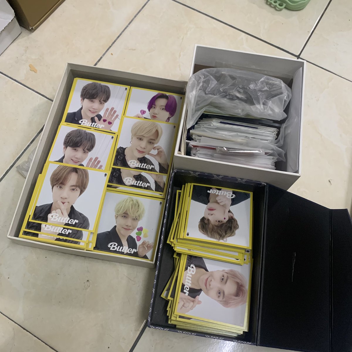 OneulKim_'s tweet photo. Hi Army! I have a lot of bts freebies,frame etc that need to go.

I love to give this for FREE! 
Just hit reply and its all yours! 

To those who like to join cupsleeve event and need this as freebies etc. You also can reply too! 

#pasarbts #pasarbtsMY https://t.co/P3QQm6Sgbq