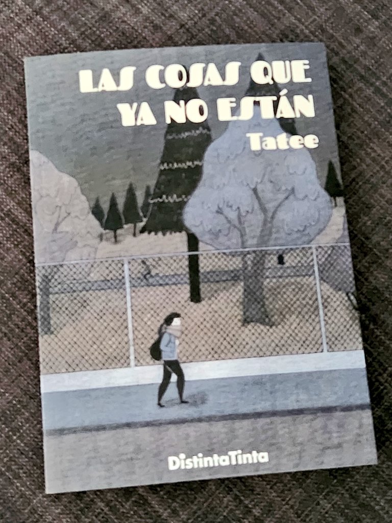 El espacio de la ausencia no es un vacío: es un lugar lleno de sentimientos, de miedos y dudas. <a href="/__Tatee/">Tatee</a> lo explora con delicadeza, sabiendo de su fragilidad, de lo sencillo que es crear dolor con los recuerdos que guarda. Bella lectura.
@DistintaTinta <a href="/CicelyEditorial/">CICELY - Editorial literaria independiente</a>