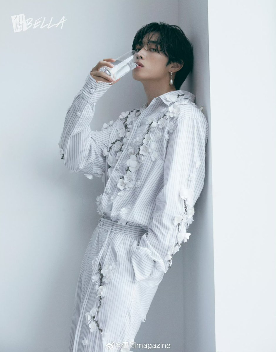 KIMSUNWOO_CN's tweet photo. 중국 잡지 @伊周magazine 6월호 많은 관심 부탁드립니다
#SUNWOO

 刚过完24岁生日的@IST_THEBOYZ 善旴SUNWOO 依旧保持清醒、通透、不愿被定义的状态。他在成长路上中学着自洽，坦荡地直面并反思自我，同时金善旴也更加地珍惜现在。

5月29日，一起解锁

#선우 #더보이즈  #THEBOYZ #더보이즈선우 https://t.co/EBqld4oDEo