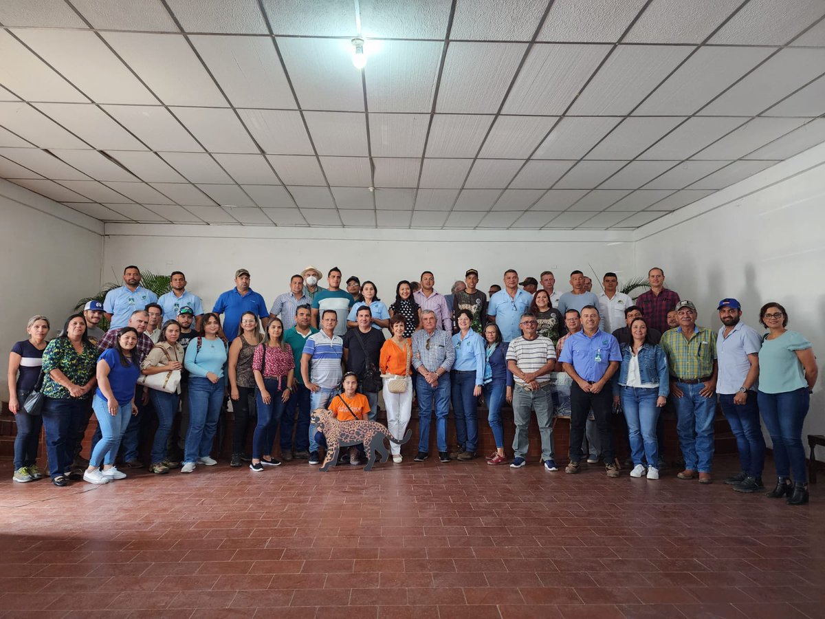 ProyectoSebraba's tweet photo. Además, se ha venido realizando una campaña de educación ambiental dirigida a las comunidades aledañas, escuelas, productores vecinos y de otros estados, como lo fue el foro sobre estrategias antidepredatorias realizada en San Carlos, Cojedes en 2023. https://t.co/fUhylbbGX7
