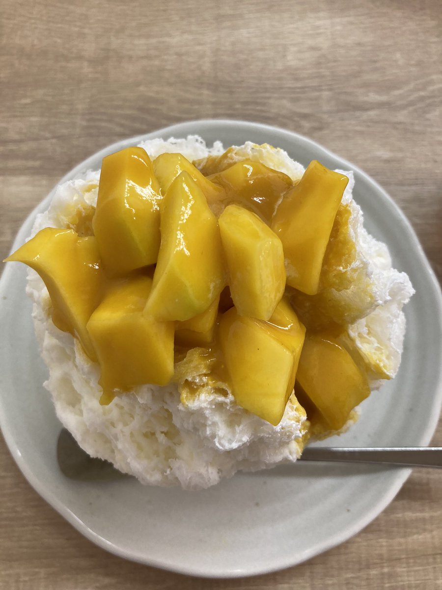 Io7Jk2's tweet photo. 浅草橋
Boogiee  
ここなっつまんごー🥭　1300円

優しい甘さのココナッツミルクソースのかき氷に、カットされたマンゴーの果肉とマンゴーソースがたっぷり乗せてあります。

お店でスタンプカードをやってます。
かき氷一杯でスタンプ1個で、10個たまるとかき氷が500円引きになります🍧
#かき氷 https://t.co/NWs2jR02mR
