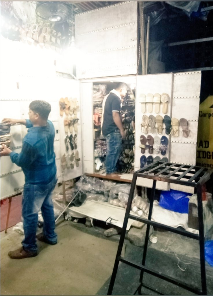 RTIallegation's tweet photo. @VVVispute @mybmcWardHW This 7 pich license stall coverd with shadow has like a complete shop chappal license stall become 👗clothes shop how this happen illegal shop #enchromentremove @mybmcWardHW @mybmc @mybmcRoads @mybmcSWD @mybmcbizsupport @mybmcSWM #maintenancedepartment ? https://t.co/SW8VDXlbKf