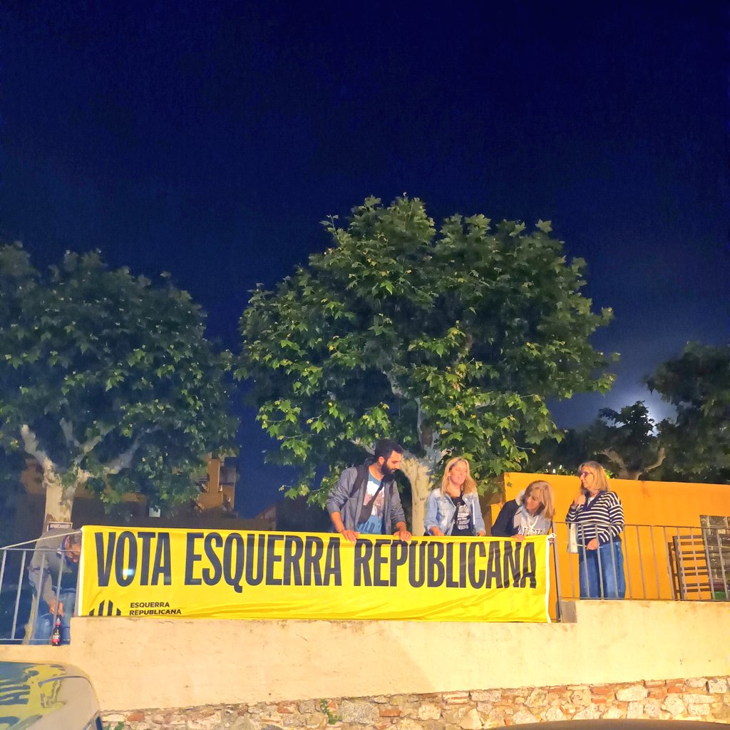 ERCCabrils's tweet photo. Aquesta matinada ha començat una nova campanya, i nosaltres #semprehisom, perquè volem una #EuropaRepublicana! 🇪🇺💪

#9J #Cabrils
#AraRepúbliques https://t.co/2Kz9aY9p9U
