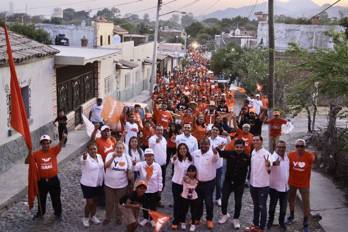 IsaacTrejo24's tweet photo. ¡Muchas Gracias #SanNicolás de Ibarra! 🧡🍊Así disfrutamos de este primer gran Cierre de Campaña, en compañía de nuestro amigo @CarlinZCh Candidato a Diputado Federal, nos la pasamos muy chingón. 🍊 Soy #IsaacTrejo ¡YO SÍ TE VOY A CUMPLIR! ✅🧡🍊 Este 02 de Junio #VotaNaranja 🍊 https://t.co/6YN2fQnUJK