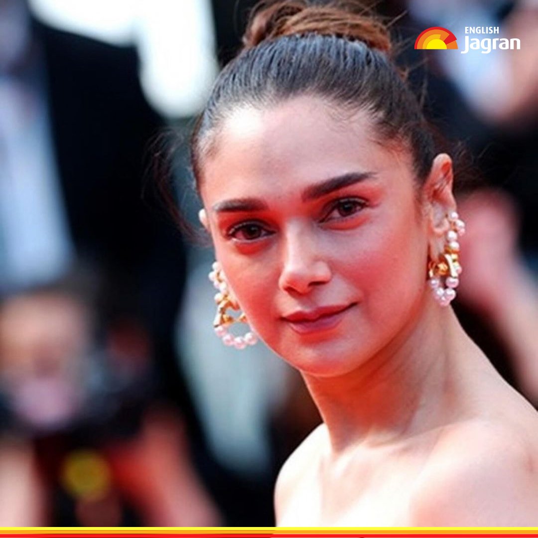 #AditiRaoHydari looked absolutely stunning in a black and white gown at the Cannes Film Festival 2024. Her photos from the red carpet have been going viral on social media. Read More: tinyurl.com/mrsvpefw #CannesFilmFestival #Cannes2024 #WebSeries #Heeramandi #France