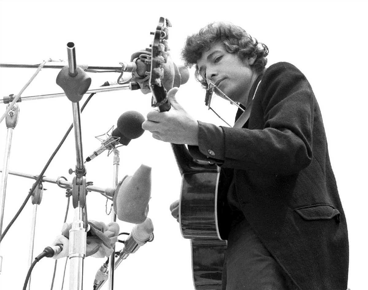 'The answer is blowin' in the wind' Happy 83rd birthday to Robert Allen Zimmerman, aka Bob Dylan, born today 24th May 1941 #BobDylan #photooftheday @NewWaveAndPunk @bobdylan 📸 Thomas Monaster