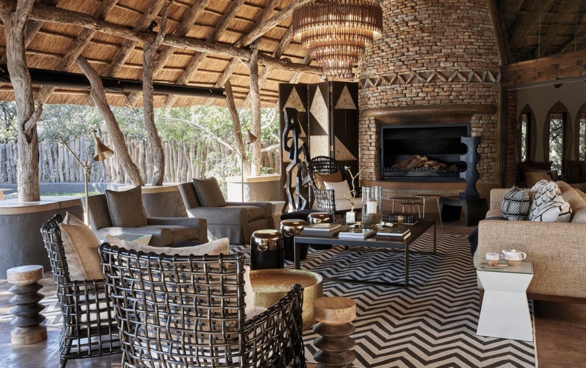 Perched high on a sandstone ridge overlooking the shimmering expanse of the Malilangwe Dam, Singita Pamushana Lodge draws inspiration from the rich tribal history of ancient Zimbabwe. singita.com/lodge/singita-…. #SingitaPamushana #Malilangwe #LuxuryLodge #LuxurySafari #VisitZimbabwe