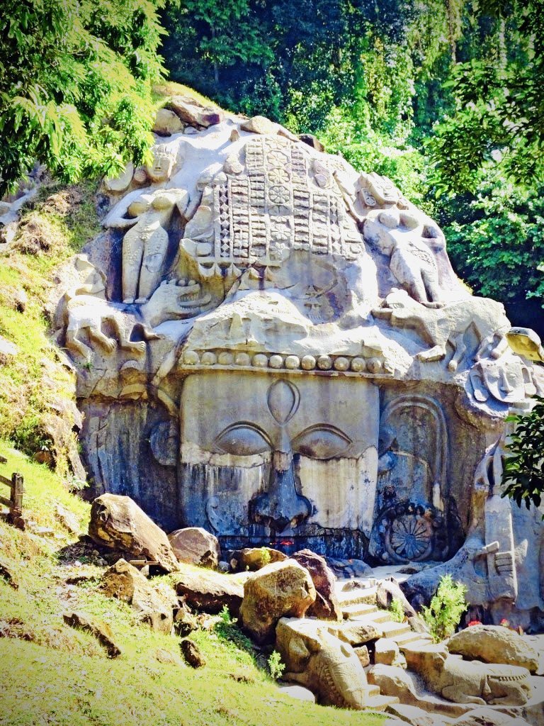 Unakotishvara Kāla Bhairava, the mystical sculpture of Shiva has been carved on a hill of the Raghunandan hills of #Tripura. 7th Century CE. This carving of Shiva is about 30 feet high including an embroidered head-dress which itself is 10 feet high. ⬇️