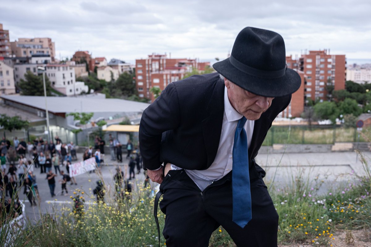 Després de tocar-se els genitals, el mateix assisten a la desfilada de #LouisVuitton fa un "calvo" als manifestants.

📷: <a href="/marcasensiofoto/">Marc Asensio Clupés</a> (no utilitzar la foto sense cap consentiment)