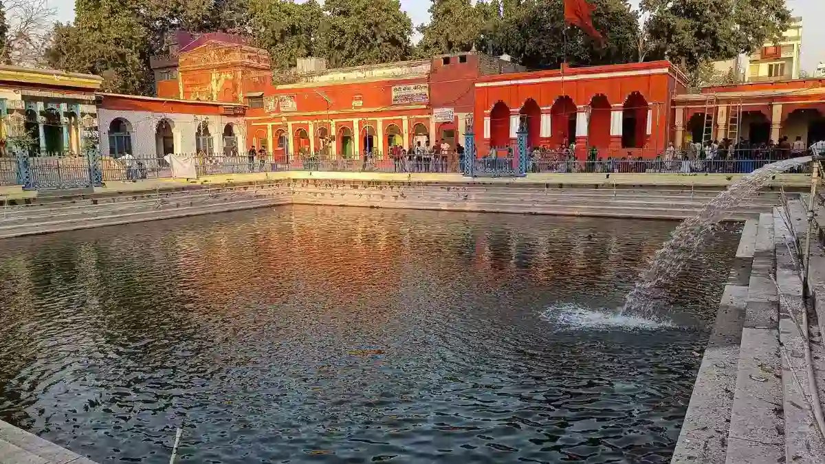 Unique Temple: भारत देश में एक नहीं बल्कि अनेक मंदिर मौजूद है। हर मंदिर की अपनी अलग मान्यताएं और प्रथाएं हैं। कुछ मंदिर की मान्यताएं इत...