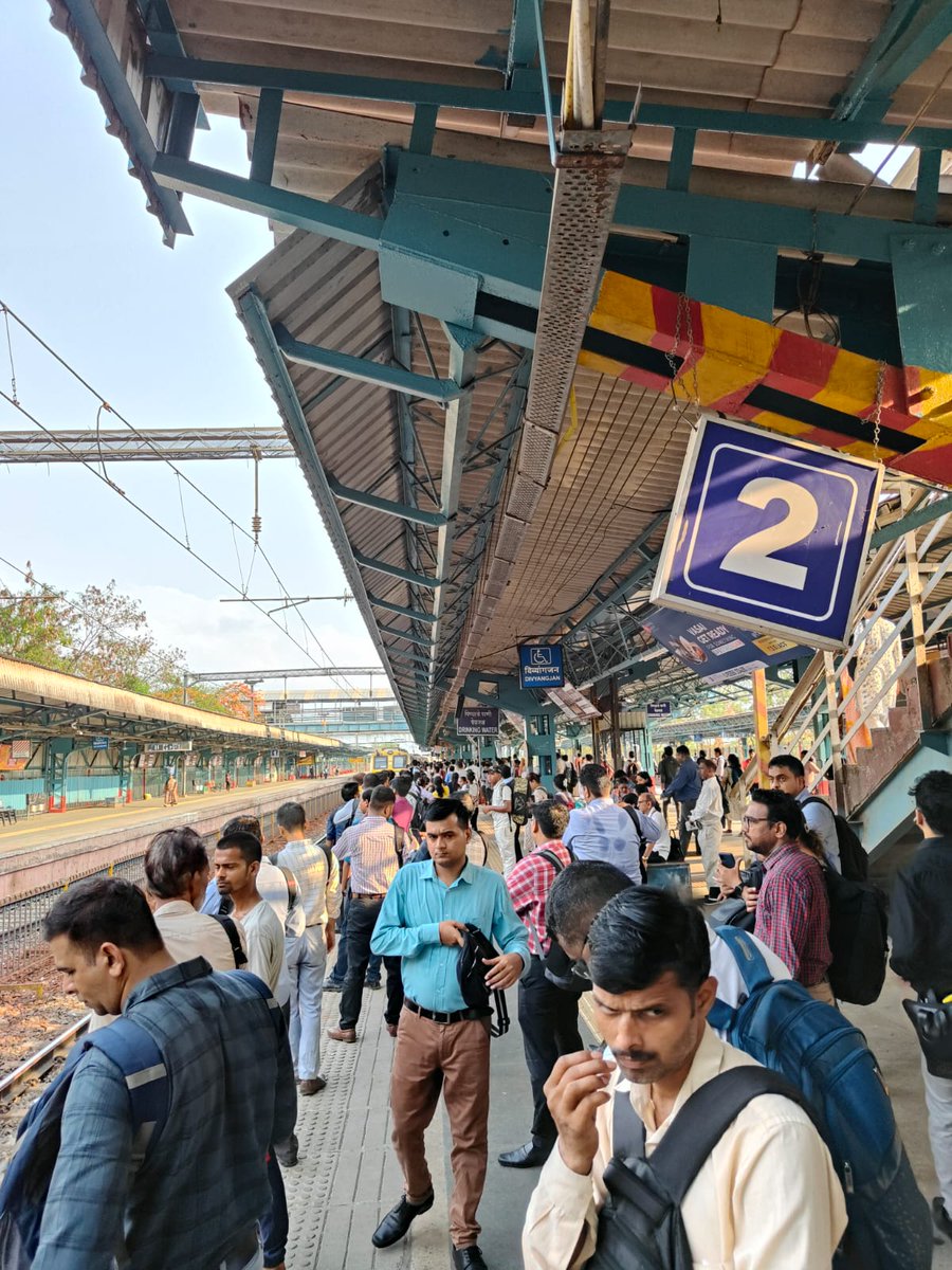 Surajit_004's tweet photo. @AshwiniVaishnaw @abpmajhatv @WesternRly @RailMinIndia @drmbct writing from Naigaon Stn 401208, stn code NIG. In this summer when there is so much of heat, there is no ceiling fan installed on Platform No 2, even on other 3 platforms the fans are very less. Please help to fix. https://t.co/7nObeKC5dk