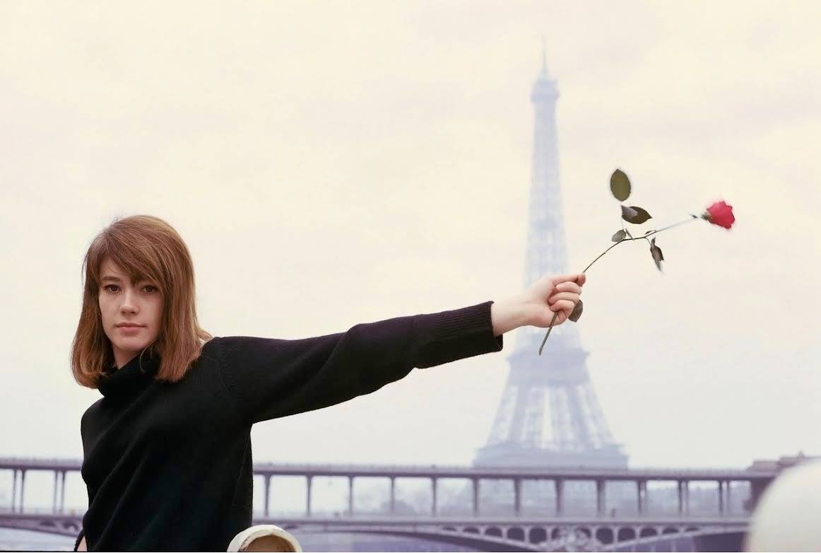 Françoise Hardy in Paris, 1960s. (📸- Jean-Marie Périer)
