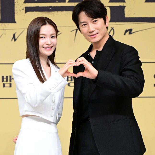 KDramaHandle's tweet photo. #JiSung and #JeonMiDo at SBS drama #Connection press conference.

Broadcast tonight. #KwonYul #KimKyungNam #커넥션 #지성 #전미도 https://t.co/cAuTk9SbeD
