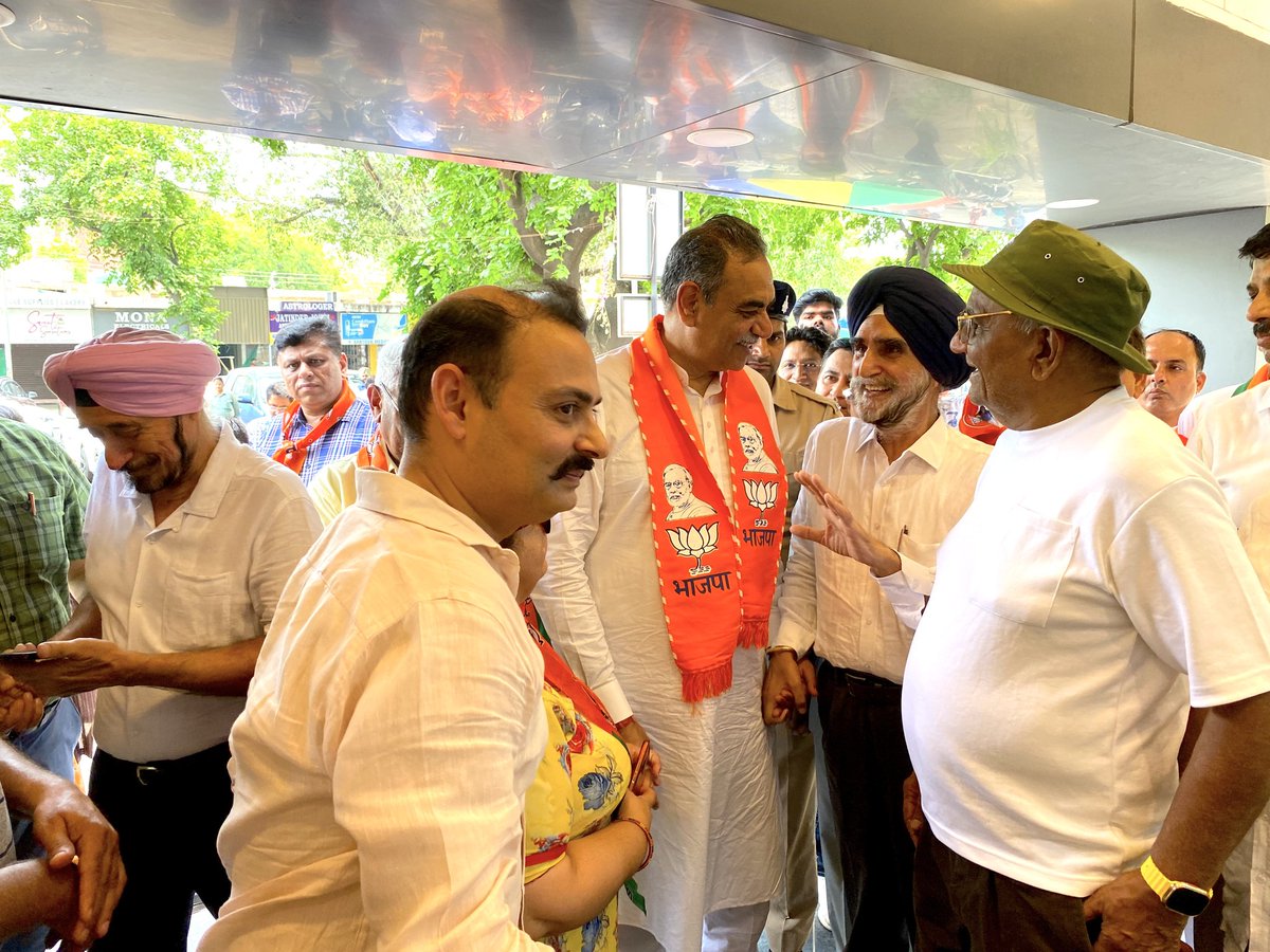 SanjayTandonBJP's tweet photo. चंडीगढ़ का डबल इंजन। 
मोदी और टंडन। 

चंडीगढ़ सेक्टर 35 में आयोजित पदयात्रा में व्यपारियों, कर्मचारियों और स्थानीय नागरिकों के साथ संपर्क किया और सभी को आगामी एक जून के दिन बड़ी संख्या में मतदान प्रक्रिया में भाग लेकर विकसित भारत के संकल्प को पूरा करने की दिशा में कार्य करने के लिए प्रोत्साहित किया। 

Foot march organized in Sector 35 of Chandigarh and engaged with traders, employees, and local citizens, encouraging them to participate in the upcoming voting process on June 1st, to contribute towards realizing the vision of a Viksit Bharat.

#LokSabhaElections2024       
#HumaraSanjayTandon #ModiKaParivar #AbkiBaar400Paar #PhirEkBaarModiSarkar #BJP #India #Chandigarh