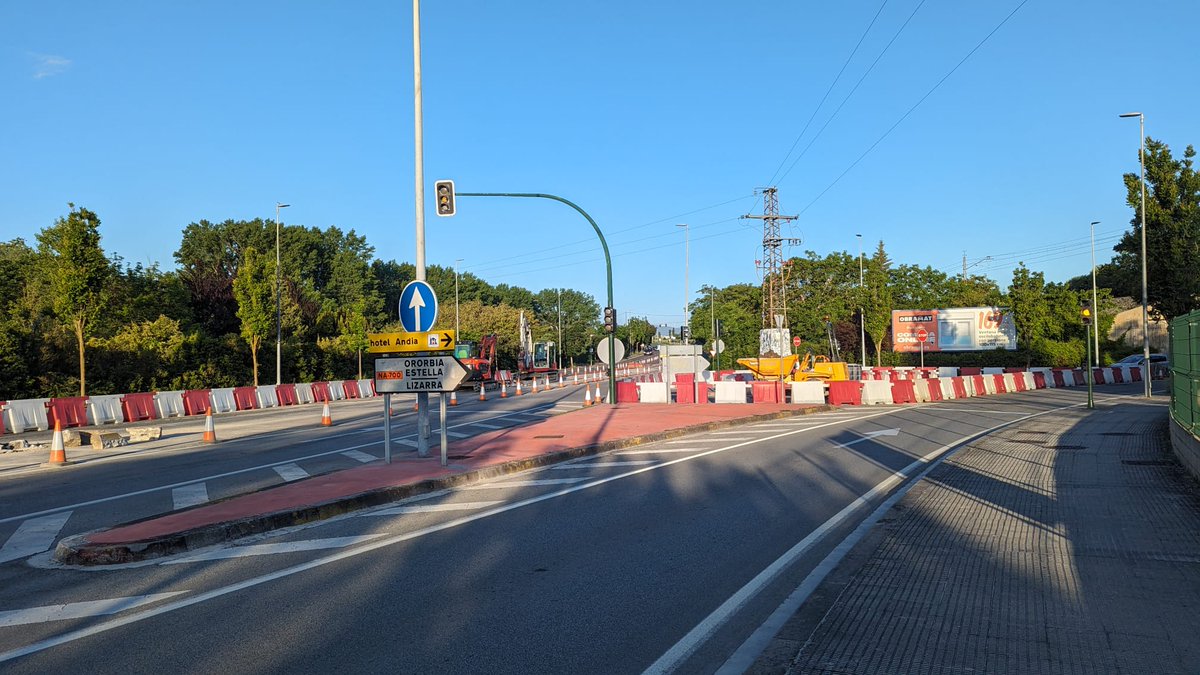 A partir de hoy están prohibidos los giros a la izquierda en el cruce de la avda. de San Jorge con la carretera Estella, debido a las obras que se están realizando en el lugar ⏩policiamunicipal.pamplona.es/noticias/verNo…